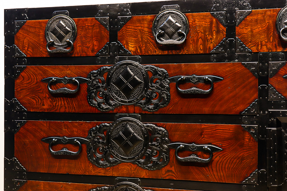 伝統的な木製箪笥 金具装飾付き 箪笥飾金具1-箪笥金具は京都の室金物 伝統的な木製箪笥 金具装飾付き 箪笥飾金具1-箪笥金具は京都の室金物