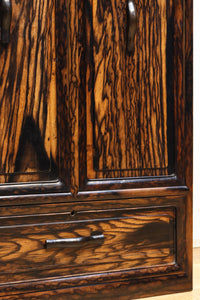 丁寧に造られた美しい慳貪(けんどん)戸づくりの極上黒柿杢目の小箪笥 BB2100