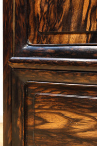 丁寧に造られた美しい慳貪(けんどん)戸づくりの極上黒柿杢目の小箪笥 BB2100