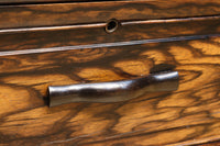 丁寧に造られた美しい慳貪(けんどん)戸づくりの極上黒柿杢目の小箪笥 BB2100