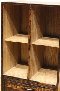 丁寧に造られた美しい慳貪(けんどん)戸づくりの極上黒柿杢目の小箪笥 BB2100