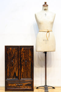 丁寧に造られた美しい慳貪(けんどん)戸づくりの極上黒柿杢目の小箪笥 BB2100