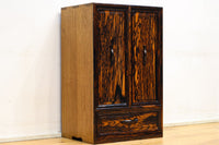 丁寧に造られた美しい慳貪(けんどん)戸づくりの極上黒柿杢目の小箪笥 BB2100