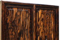 丁寧に造られた美しい慳貪(けんどん)戸づくりの極上黒柿杢目の小箪笥 BB2100