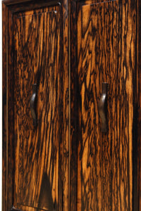 丁寧に造られた美しい慳貪(けんどん)戸づくりの極上黒柿杢目の小箪笥 BB2100