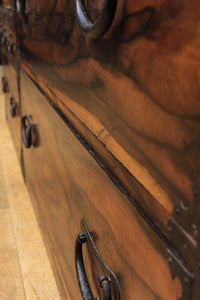 珍品!!無垢材の黒柿杢目が流れる堂々とした越後収納箪笥 BB2226