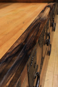 珍品!!無垢材の黒柿杢目が流れる堂々とした越後収納箪笥 BB2226