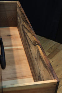 珍品!!無垢材の黒柿杢目が流れる堂々とした越後収納箪笥 BB2226