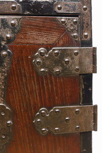 鋲で打ち付けられた金具が味わい深い最上衣裳箪笥 BB2264