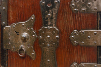 鋲で打ち付けられた金具が味わい深い最上衣裳箪笥 BB2264