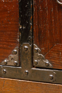鋲で打ち付けられた金具が味わい深い最上衣裳箪笥 BB2264