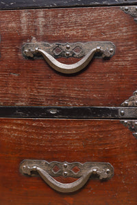 鋲で打ち付けられた金具が味わい深い最上衣裳箪笥 BB2264