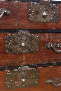 鋲で打ち付けられた金具が味わい深い最上衣裳箪笥 BB2264