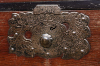 鋲で打ち付けられた金具が味わい深い最上衣裳箪笥 BB2264