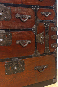 鋲で打ち付けられた金具が味わい深い最上衣裳箪笥 BB2264