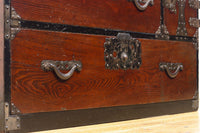 鋲で打ち付けられた金具が味わい深い最上衣裳箪笥 BB2264