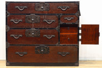 鋲で打ち付けられた金具が味わい深い最上衣裳箪笥 BB2264