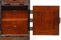 鋲で打ち付けられた金具が味わい深い最上衣裳箪笥 BB2264