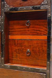 鋲で打ち付けられた金具が味わい深い最上衣裳箪笥 BB2264