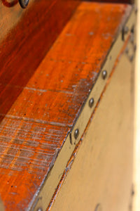 鋲で打ち付けられた金具が味わい深い最上衣裳箪笥 BB2264