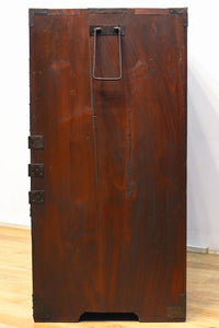 鋲で打ち付けられた金具が味わい深い最上衣裳箪笥 BB2264
