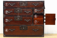 鋲で打ち付けられた金具が味わい深い最上衣裳箪笥 BB2264