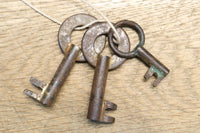 鋲で打ち付けられた金具が味わい深い最上衣裳箪笥 BB2264