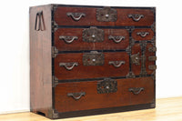 鋲で打ち付けられた金具が味わい深い最上衣裳箪笥 BB2264