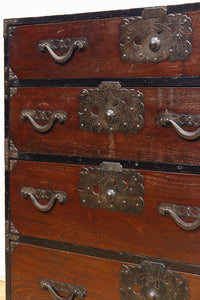 鋲で打ち付けられた金具が味わい深い最上衣裳箪笥 BB2264