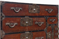 鋲で打ち付けられた金具が味わい深い最上衣裳箪笥 BB2264