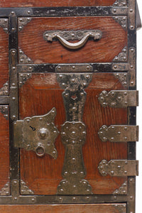 鋲で打ち付けられた金具が味わい深い最上衣裳箪笥 BB2264