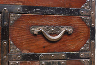 鋲で打ち付けられた金具が味わい深い最上衣裳箪笥 BB2264