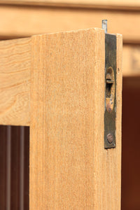 デザイン性の高い観音扉のレトロガラスケース BB2293