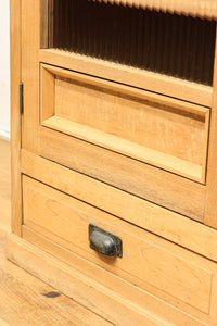 デザイン性の高い観音扉のレトロガラスケース BB2293