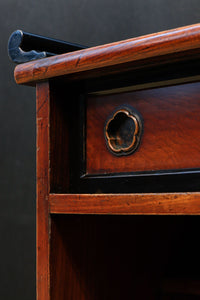 上品な造りと色艶で空間が華やぐ飾り棚 BB2409