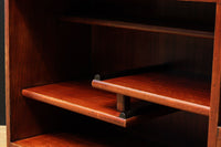 上品な造りと色艶で空間が華やぐ飾り棚 BB2409