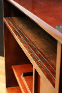 上品な造りと色艶で空間が華やぐ飾り棚 BB2409