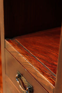 上品な造りと色艶で空間が華やぐ飾り棚 BB2409