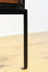 杢目が引き立つアイアンフレーム付き衣裳箪笥 BB2476