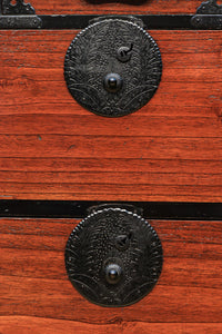 珍品‼ 総桐‼ 隠し小箱を多数備えた見事な造りと風合いが美しい最上収納箪笥 BB2484