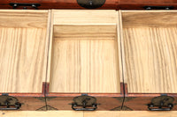 珍品‼ 総桐‼ 隠し小箱を多数備えた見事な造りと風合いが美しい最上収納箪笥 BB2484