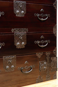 上品な漆を縁起の良い絵柄が雅に飾る二本松衣裳箪笥 BB2681