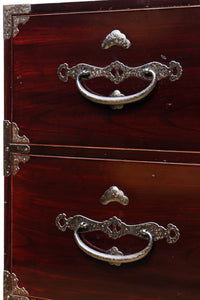 上品な漆を縁起の良い絵柄が雅に飾る二本松衣裳箪笥 BB2681