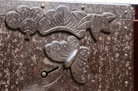 上品な漆を縁起の良い絵柄が雅に飾る二本松衣裳箪笥 BB2681