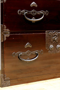 上品な漆を縁起の良い絵柄が雅に飾る二本松衣裳箪笥 BB2681