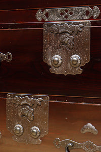 上品な漆を縁起の良い絵柄が雅に飾る二本松衣裳箪笥 BB2681