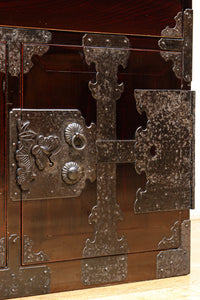 上品な漆を縁起の良い絵柄が雅に飾る二本松衣裳箪笥 BB2681