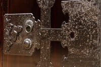 上品な漆を縁起の良い絵柄が雅に飾る二本松衣裳箪笥 BB2681