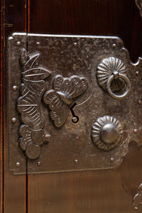 上品な漆を縁起の良い絵柄が雅に飾る二本松衣裳箪笥 BB2681