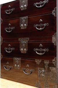 上品な漆を縁起の良い絵柄が雅に飾る二本松衣裳箪笥 BB2681